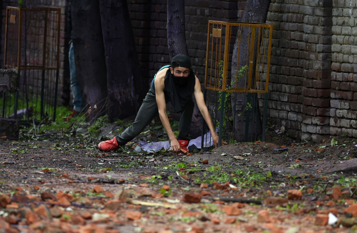 A Kashmiri student prepares to throw a stone during clashes with Indian government forces in central Srinagar's Lal Chowk on April 24, 2017. AFP / Tauseef Mustafa