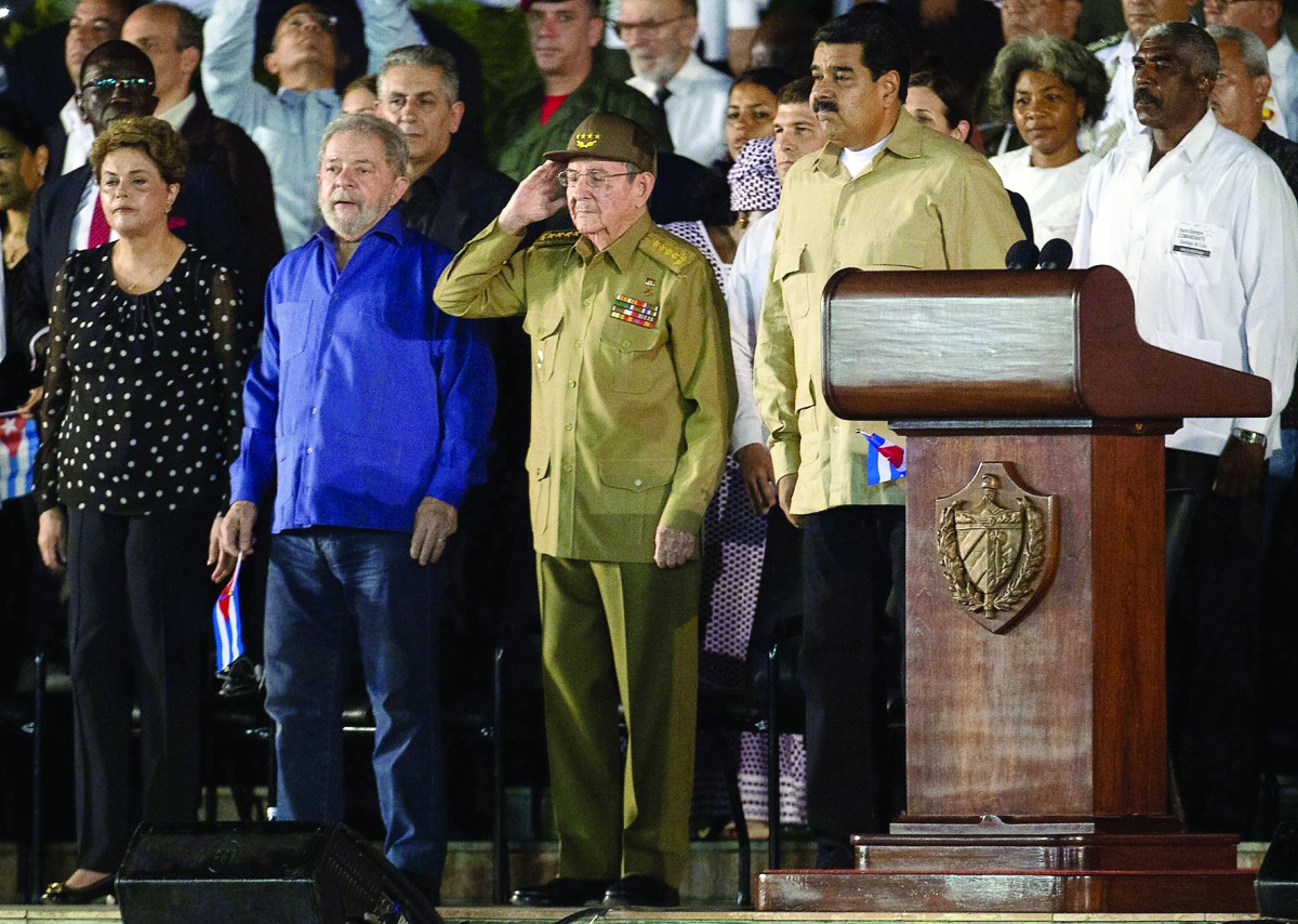 Raul Castro salutes next to Nicolas Mduro during the last ceremony to pay homage to Fidel Castro in Santiago (AFP / JUAN BARRETO) 