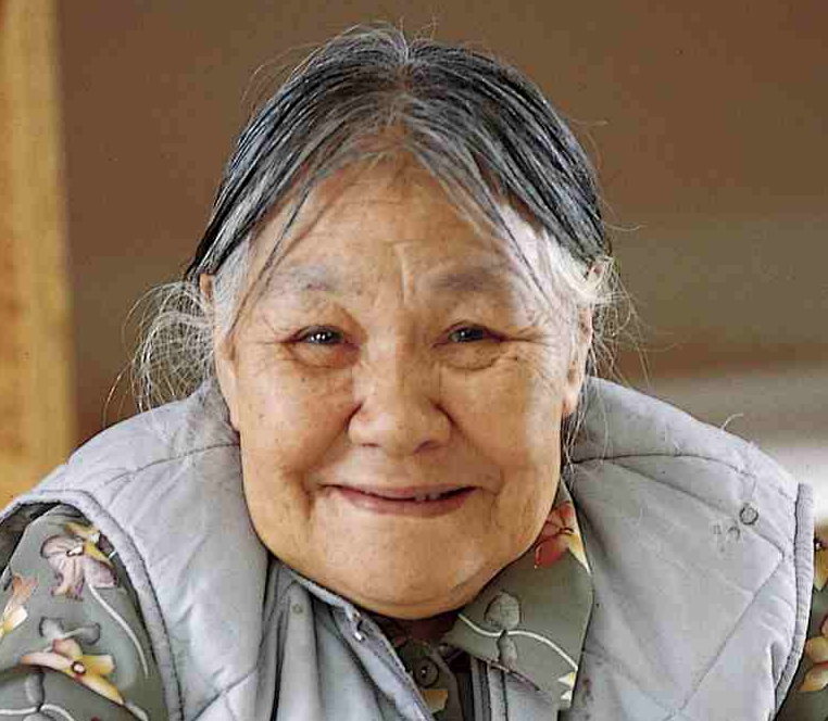 Kenojuak Ashevak while drawing in the litho-shop of West Baffin Eskimo Co-operative (Cape Dorset, Nunavut, Canada) Photo courtesy:  Ansgar Walk / Wikimedia Commons / CC BY-SA 2.5