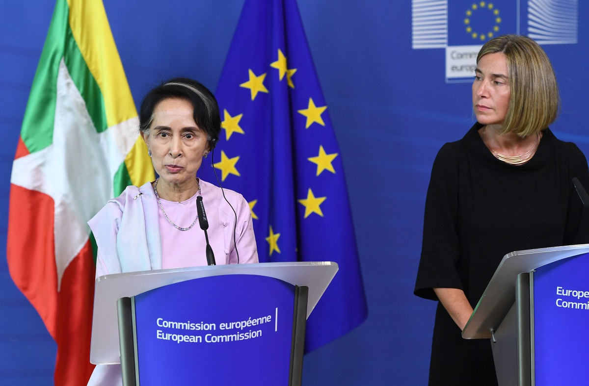 Myanmar's First State Counsellor Aung San Suu Kyi (L) and European Commission foreign policy chief Federica Mogherini address a press conference after a meeting at the European Commission in Brussels on May 2, 2017.  AFP / Emmanuel Dunand