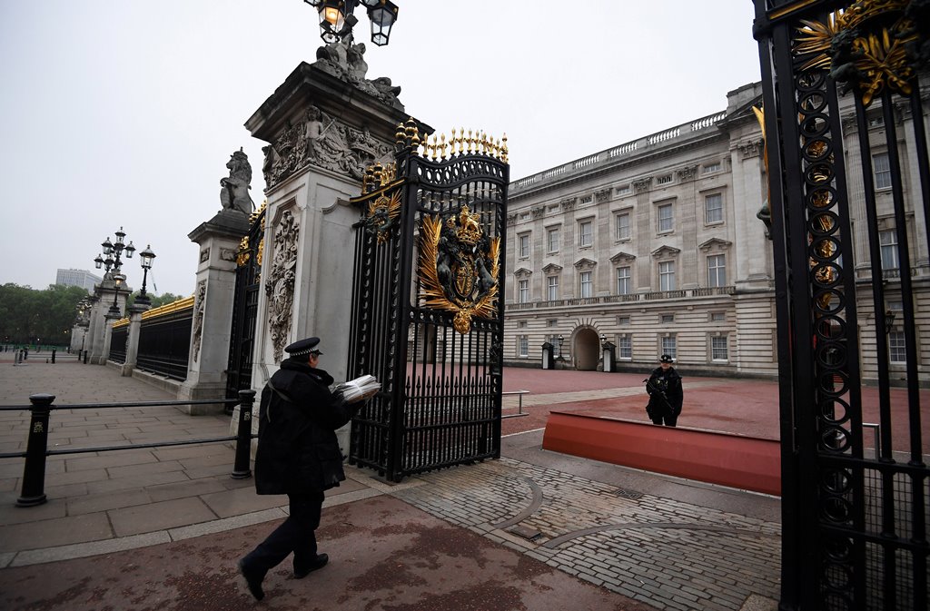 A policeman delivers newspapers to Buckingham Palace in London, Britain May 4, 2017. REUTERS/Toby Melville
