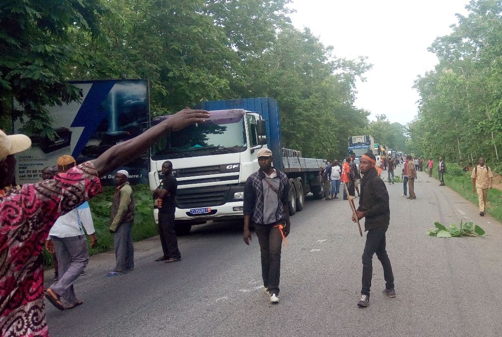 Several hundred ex-rebels block access to Bouake, their former stronghold in central Ivory Coast, on May 8, 2017 to press pay demands after a mutiny in January that led to a deal. / AFP / STR
