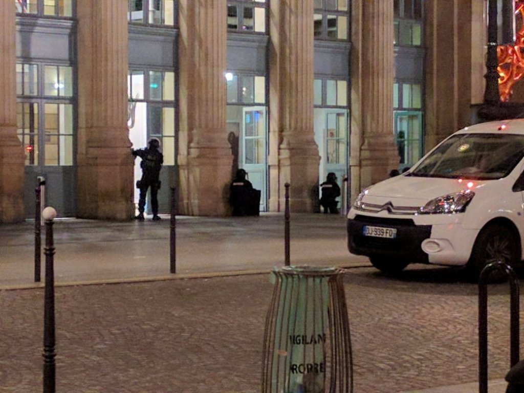 Police officers are seen at an entrance of the Paris' Gare du Nord train station, Paris, France May 8, 2017. Samuel Tardieu/Social Media/Handout via REUTERS 