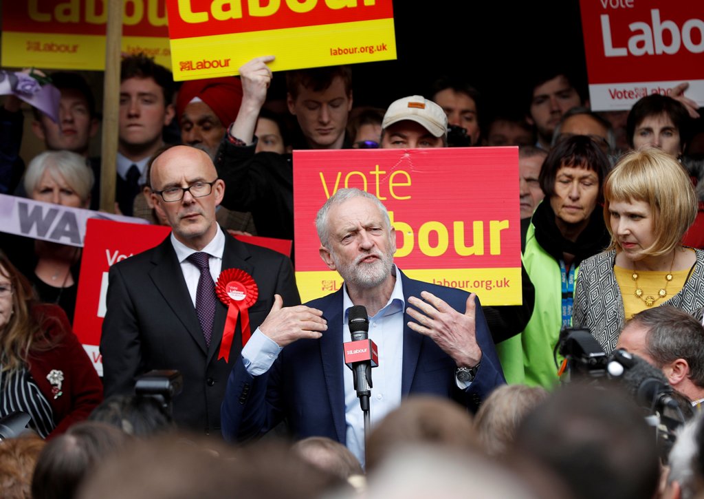 Jeremy Corbyn, the leader of Britain's opposition Labour Party, campaigns outside Leamington Spa Town Hall, May 8, 2017. REUTERS/Darren Staples.