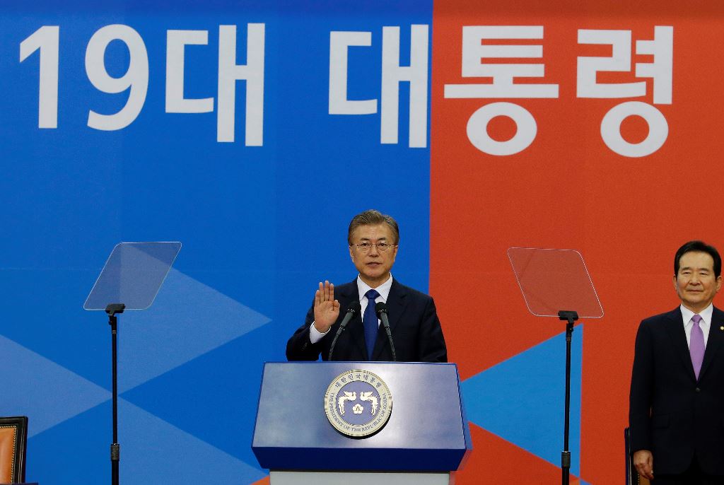 Newly elected South Korean President Moon Jae-in (C) takes an oath during his inauguration ceremony at the National Assembly in Seoul on May 10, 2017. AFP / POOL / Ahn Young-joon