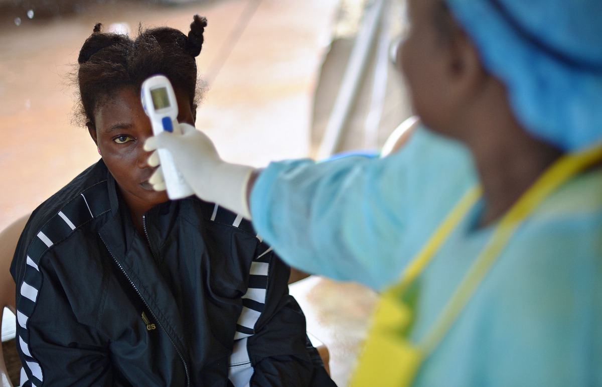 This August 16, 2014 photo shows a girl suspected of being infected with the Ebola virus having her temperature checked at the government hospital in Kenema, Sierra Leone  (AFP / CARL DE SOUZA) 