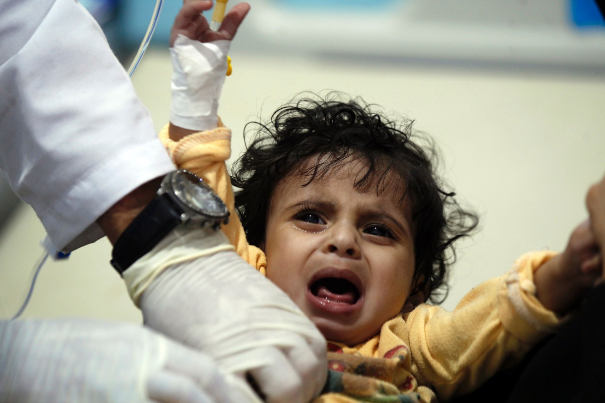 A Yemeni child, suspected of being infected with cholera, receives treatment at a hospital in Sanaa on May 15, 2017. AFP / Mohammed Huwais