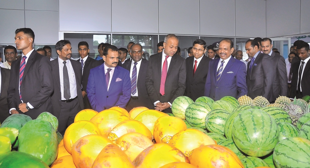 Sagala Ratanayaka, Chief of Staff to the Sri Lankan PM and Minister for Law & Order and Southern Development, touring the YAS Lanka facility in Colombo. Also seen are Yusuffali MA, Chairman; Salim MA, Director of Lulu Group; ministers and government offic