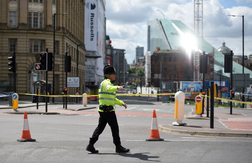 A police officer potrols a cordon near to the Manchester Arena in Manchester, northwest England on May 23, 2017 following a deadly terror attack at the Ariana Grande concert at the Manchester Arena the night before. AFP / Oli SCARFF

