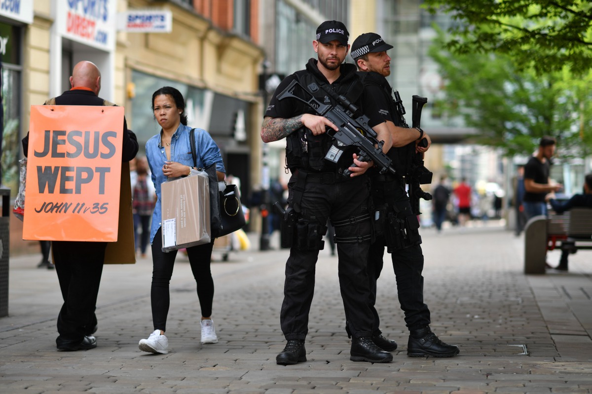 Armed police stand secure a street in central Manchester, northwest England, on May 24, 2017, following the May 22 terror attack at the Manchester Arena. AFP / Ben Stansall