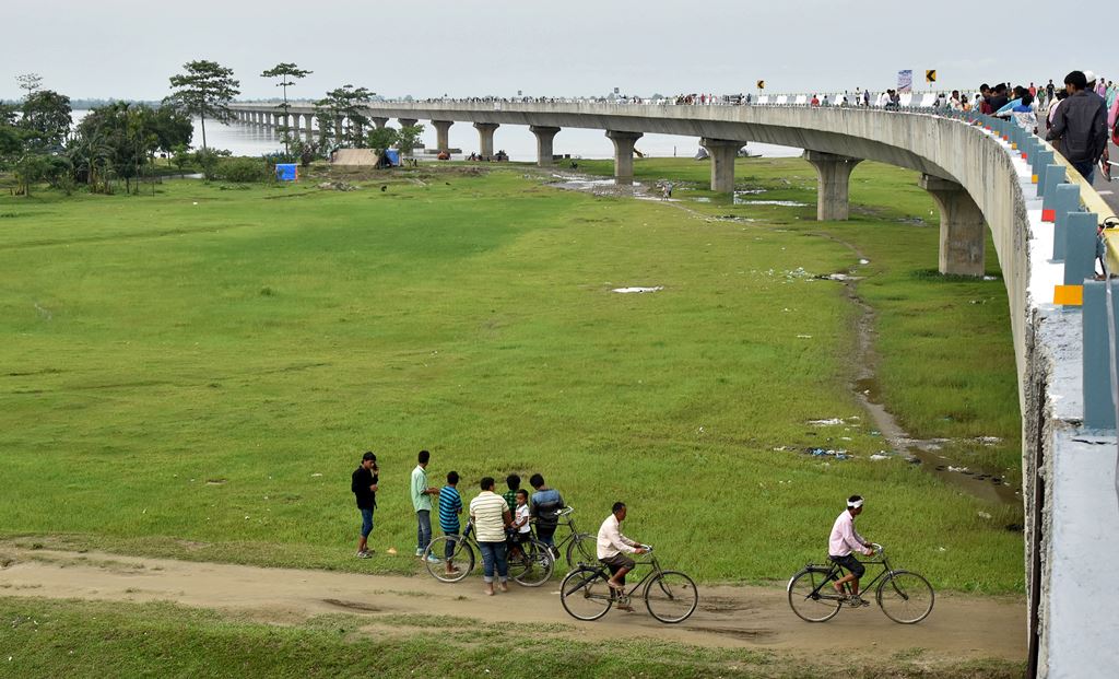 People gather by the Dhola-Sadiya bridge across the River Lohit, a tributary of the River Brahmaputra, which was inaugurated by Indian Prime Minister Narendra Modi in Assam on May 26, 2017. AFP / Biju Boro 