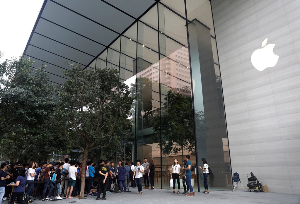 People queue up as they wait to visit the city-state's first Apple Store on its opening day at Orchard Road, Singapore May 27, 2017. REUTERS/Edgar Su
