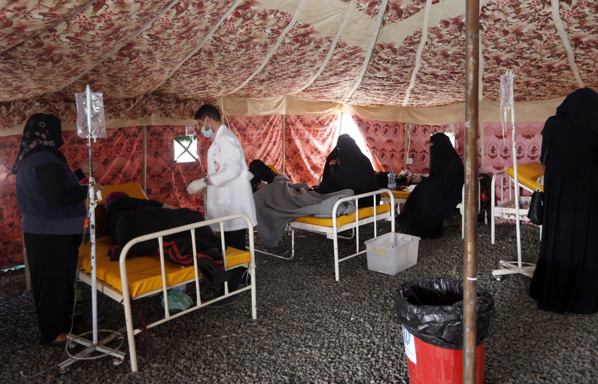Yemenis suspected of being infected with cholera receive treatment at a makeshift hospital in Sanaa on May 25, 2017. AFP / Mohammed Huwais