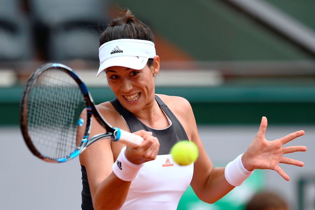 Spain's Garbine Muguruza returns the ball to Italy's Francesca Schiavone during their tennis match at the Roland Garros 2017 French Open on May 29, 2017 in Paris. / AFP / GABRIEL BOUYS
