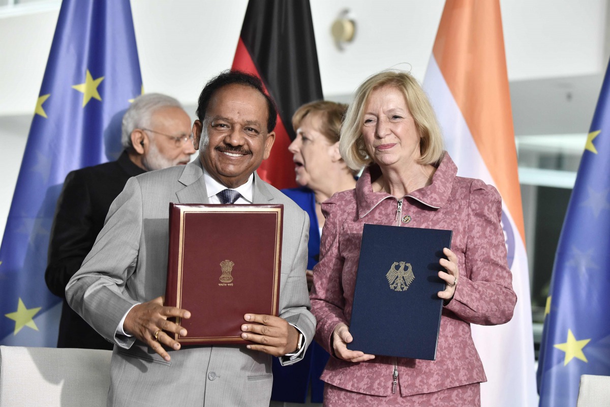 Minister for Science and Technology and Earth Science, Harsh Vardhan (Front L) and German Education and Research Minister, Johanna Wanka hold documents after they signed contracts as Indian Prime Minister Narendra Modi (Back L) and German Chancellor Angel