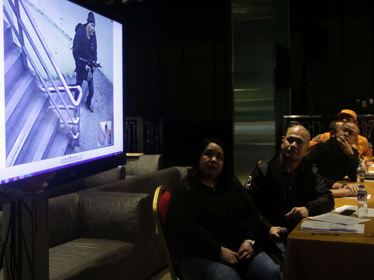 Police and Bureau of Fire officials, and Resorts World representatives watch surveillance video footage showing the gunman who on June 2 stormed into the Resorts World casino and hotel complex, during a press conference in Manila on June 3, 2017. (AFP)