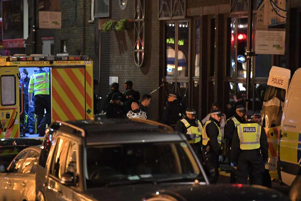Police and members of the emergency services work at the scene of a terror attack near London Bridge in central London on June 3, 2017. AFP / Chris J Ratcliffe
