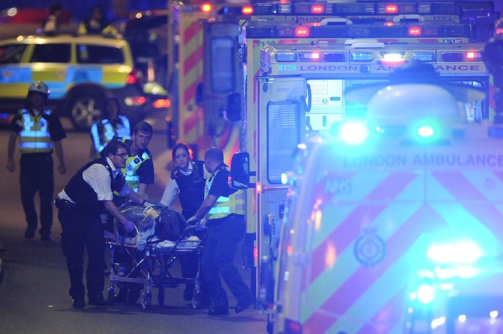 Police officers and members of the emergency services attend to a person injured in an apparent terror attack on London Bridge in central London on June 3, 2017 (AFP Photo/Daniel SORABJI).