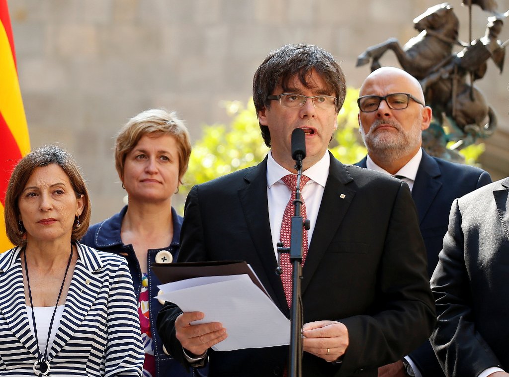Catalonia's regional President Carles Puigdemont announces a referendum on a split from Spain outside the Palau de la Generalitat, the regional government headquarters, in Barcelona, Spain, June 9, 2017. REUTERS/Albert Gea