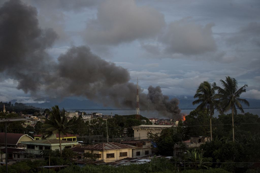 Smoke rises after aerial bombings by Philippine Air Force planes on Islamist militant positions in Marawi, on the southern Philippine island of Mindanao on June 9, 2017. AFP / NOEL CELIS

