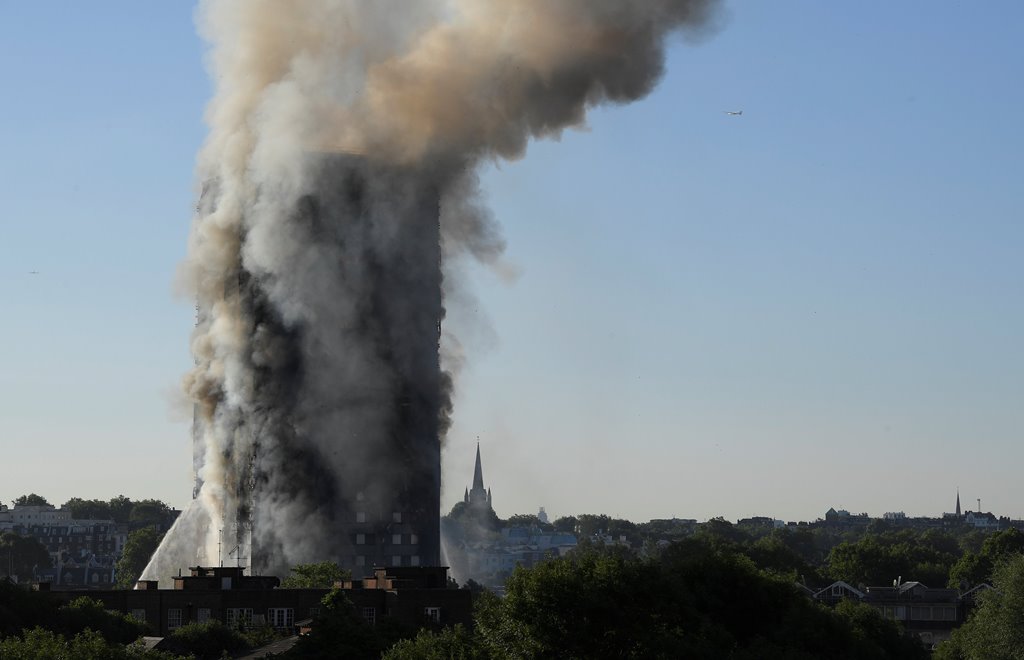 Smoke billows as firefighters deal with a serious fire in a tower block at Latimer Road in West London, Britain June 14, 2017. REUTERS/Toby Melville
