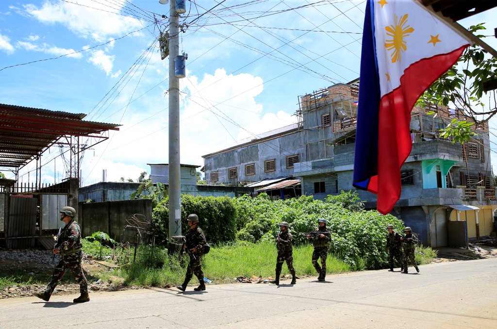 Government soldiers conduct a foot patrol after a security inspection, as they continue their assault against insurgents from the Maute group, who have taken over large parts of Marawi City, Philippines June 17, 2017. REUTERS/Romeo Ranoco