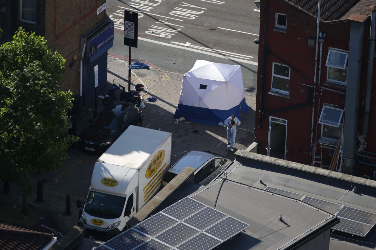 A forensic tent is erected at the scene in Finsbury Park area of north London after a vehicle hit pedestrians, on June 19, 2017. AFP / Daniel LEAL-OLIVAS