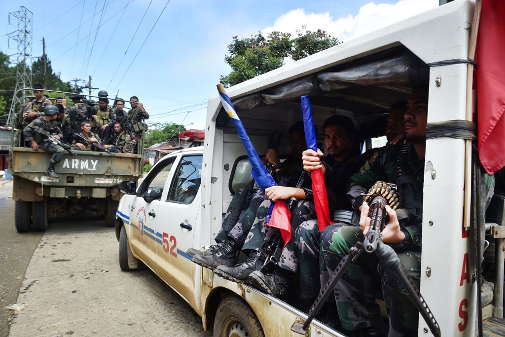 Members of the Philippine police special action force make their way to the frontline in Marawi on the southern island of Mindanao on June 19, 2017, as the armed conflict between government troops and Islamist militants enters its fourth week. AFP / Ted A