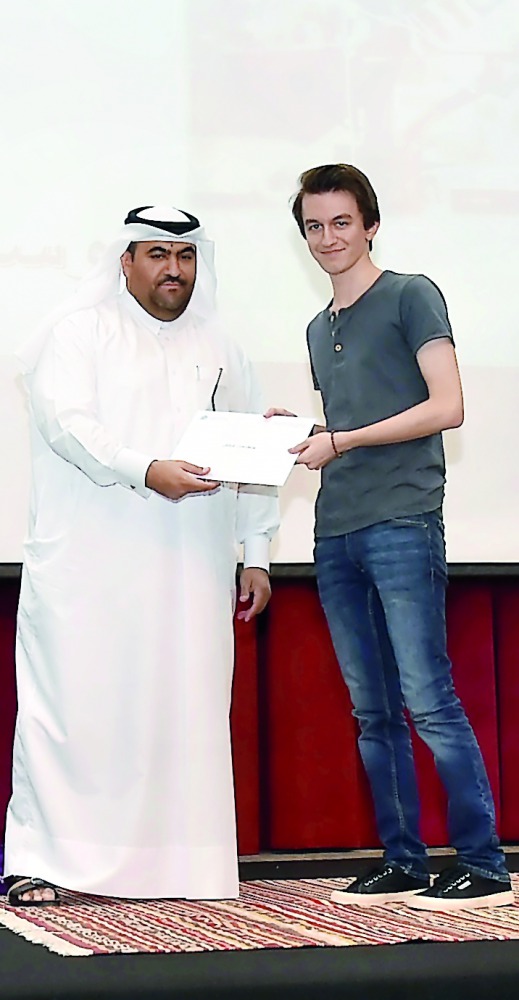 QU-CAS Dean Dr Rashid Al Kuwari presenting certificates to graduates.