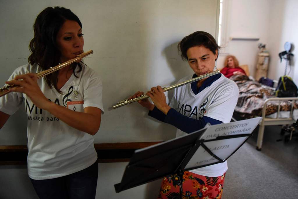 Volunteer members of Musica Para el Alma (Music for the Soul) perform for patients at the Alvarez Hospital in Buenos Aires on June 12, 2017. AFP / EITAN ABRAMOVICH 