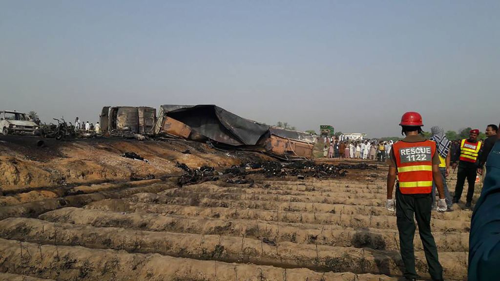 Pakistani rescue workers at the site of oil tanker fire following an accident on a highway near the town of Ahmedpur East, some 670 kilometres (416 miles) from Islamabad on June 25, 2017. AFP / STR