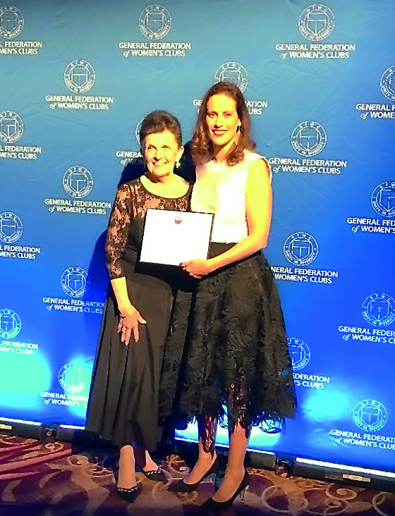 Aela Callan receiving the Jane Cunningham Croly Award for Excellence in Journalism.