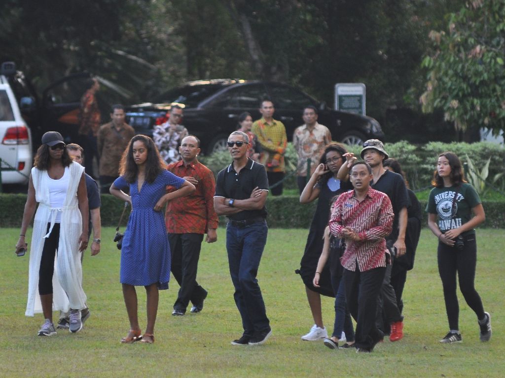 Former US president Barack Obama (C) and his family arrive at Borobudur in Magelang on June 28, 2017. AFP / STR