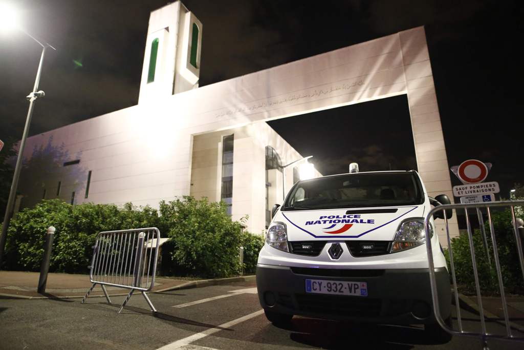 A police vehicle is stationed outside a mosque June 29, 2017 in the Paris suburb of Creteil after a man tried to drive a car into a crowd front of the Islamic religious facility. AFP / Benjamin Cremel 
