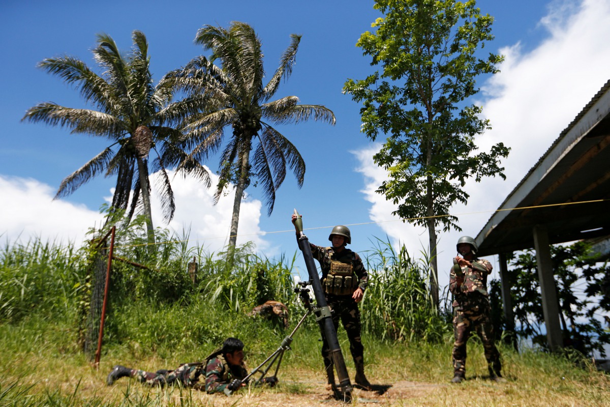 Filipino soldiers launch a mortar from their combat position as government troops continue their assault against insurgents from the Maute group in Marawi city, Philippines July 1, 2017. (REUTERS/Jorge Silva)