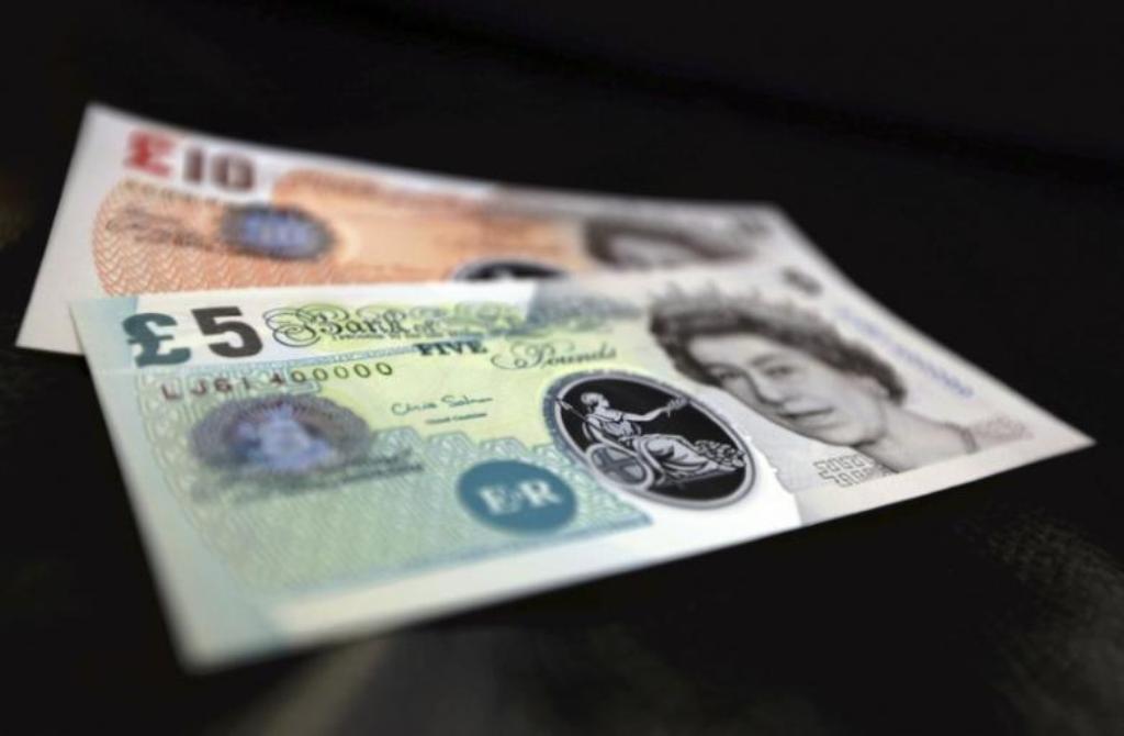 Sample polymer five and ten GB pound banknotes are seen on display at the Bank of England in London September 10, 2013. REUTERS/Chris Ratcliffe/pool.