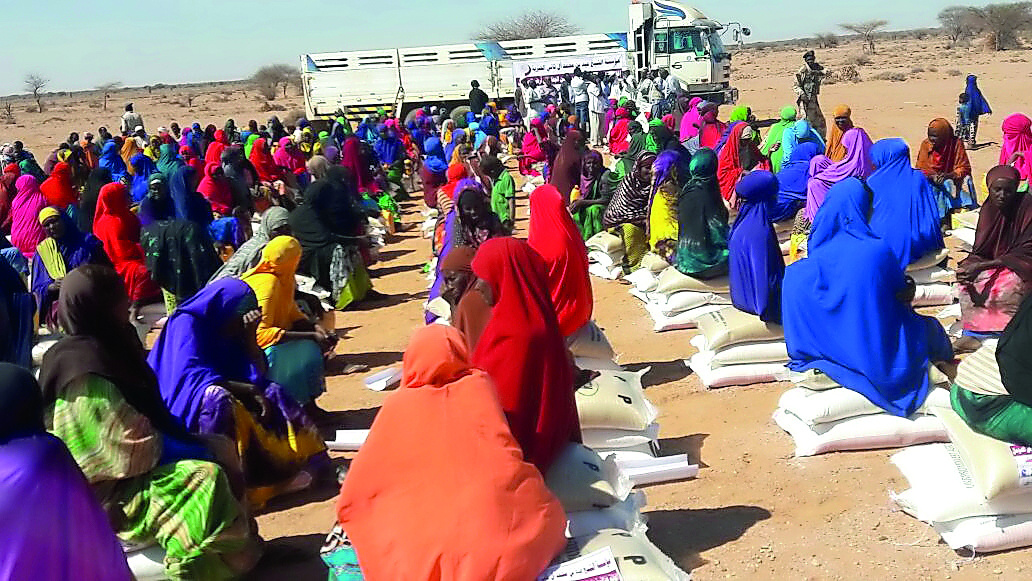 Affected people with relief goods provided by Eid Charity in Somaliland. 