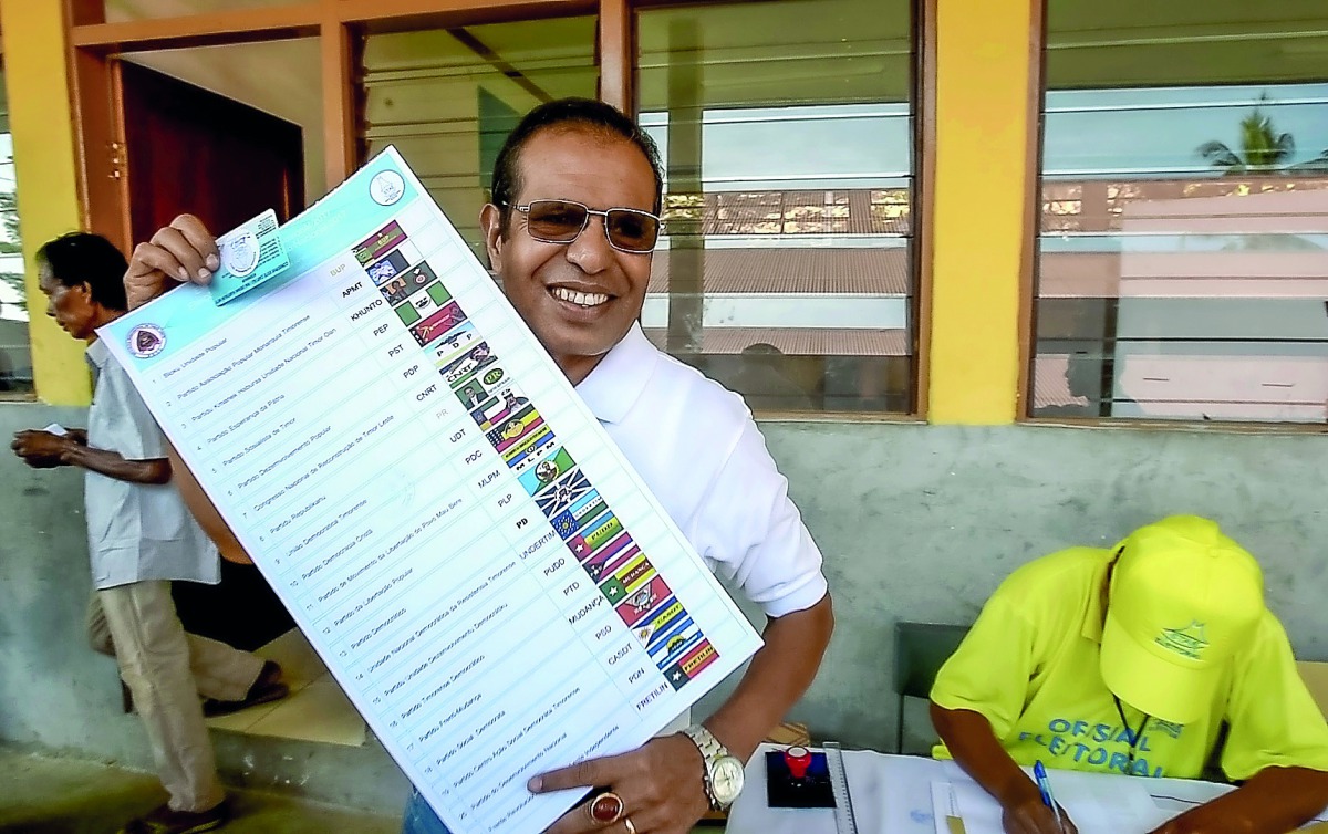 Former East Timor president Taur Matan Ruak shows the ballot paper during parliamentary election, in Dili, yesterday.