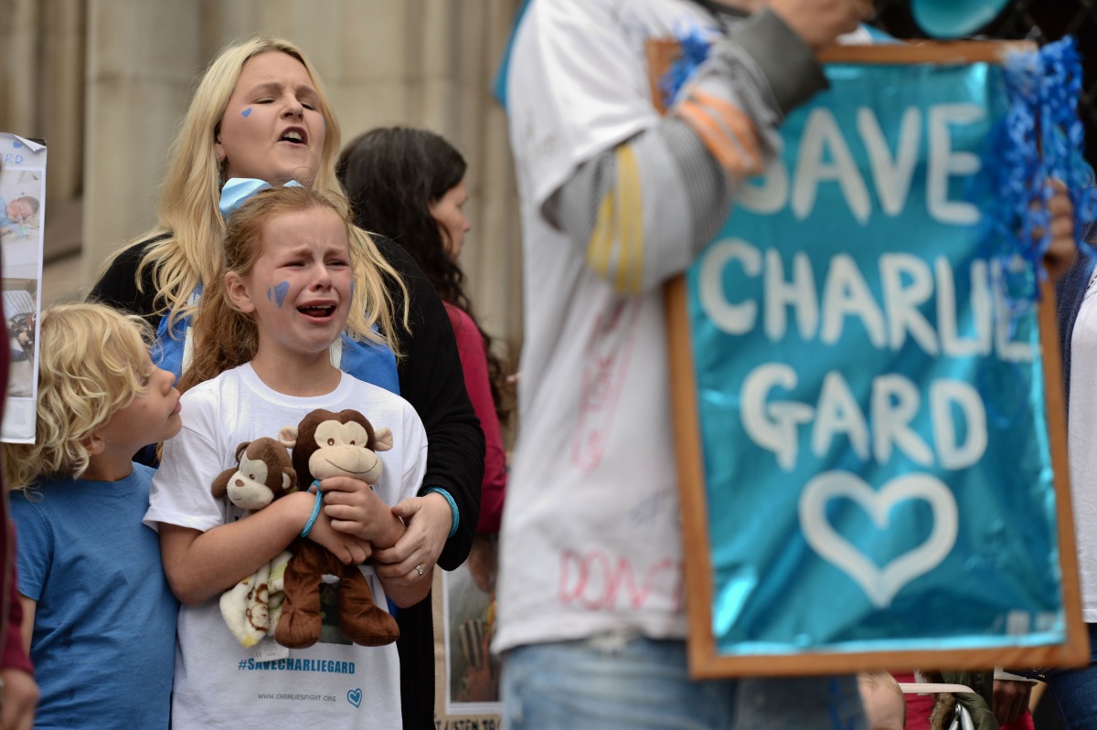 Supporters of the terminally-ill British baby Charlie Gard react after the announcement that his parents have abandoned their legal fight to take their son to the US for experimental treatment at the Royal Courts of Justice in London on July 24, 2017. (AF