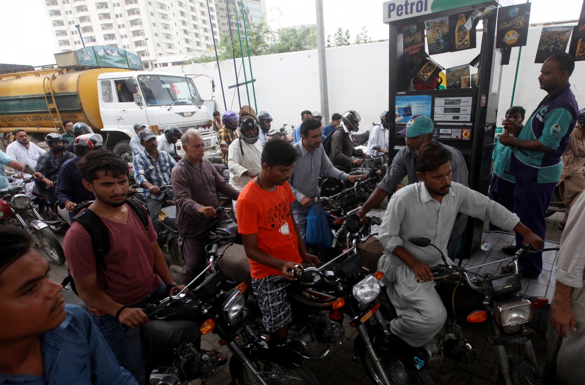 Customers buy petrol at a petrol station in Karachi, Pakistan July 26, 2017. (REUTERS/Akhtar Soomro)