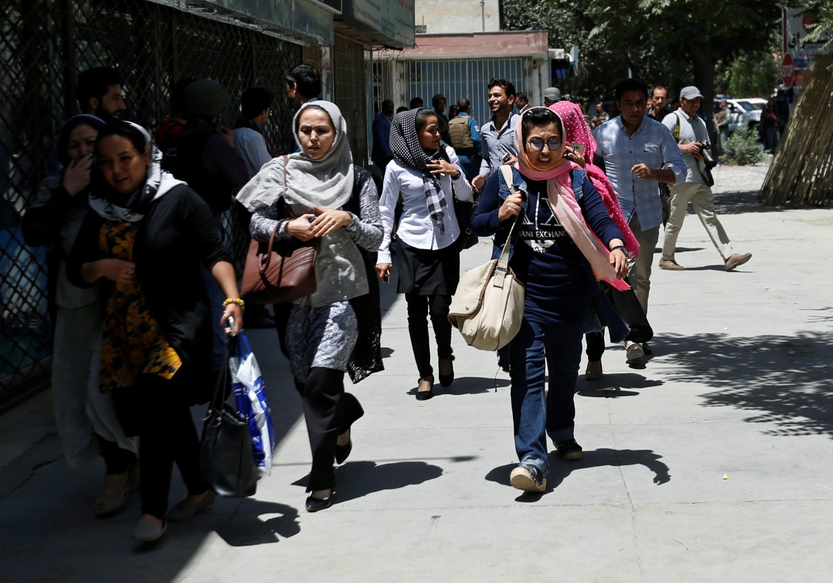 Afghan women run away after a blast and gun fire at the site of an attack in Kabul, Afghanistan July 31, 2017.REUTERS/Mohammad Ismail
