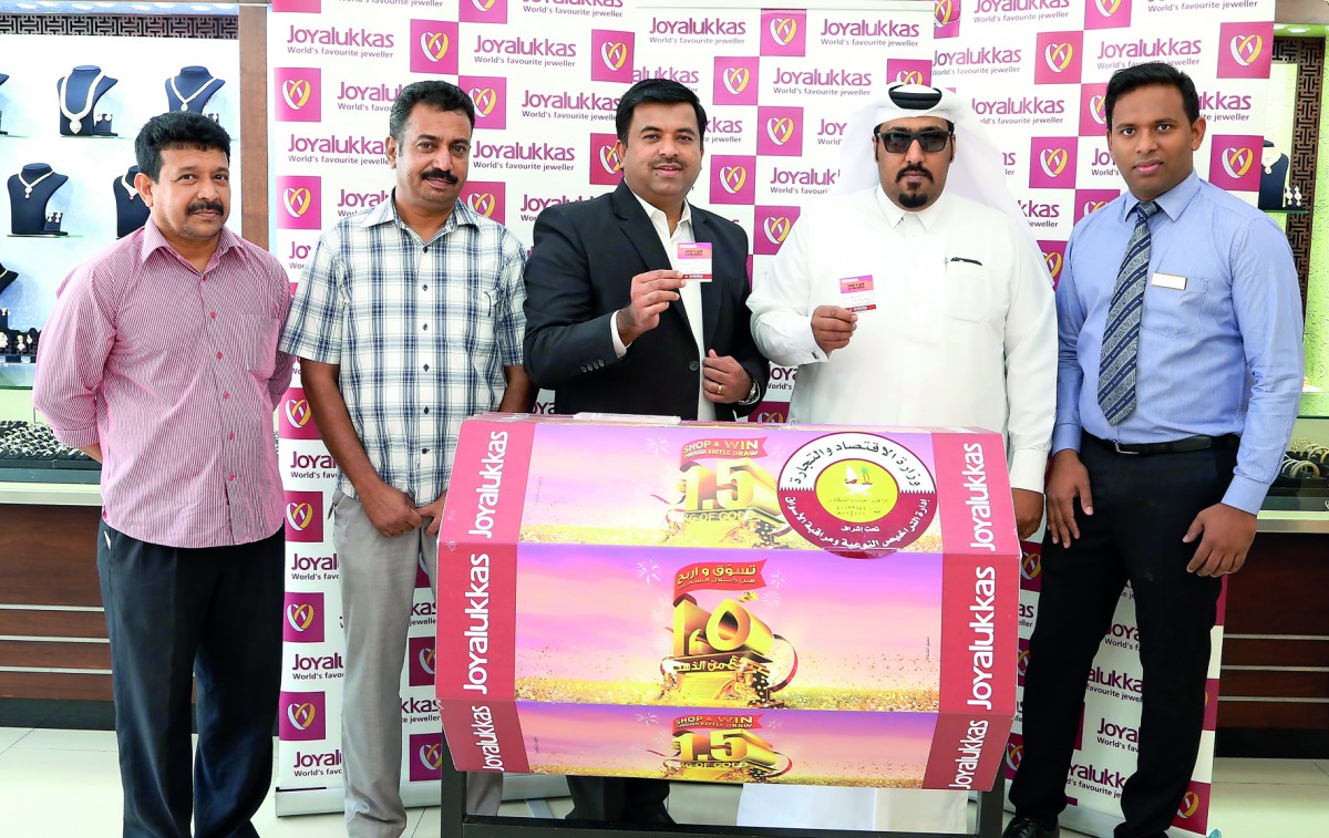 The officials of Joyalukkas announcing the winners of grand 60kg gold promotion. 