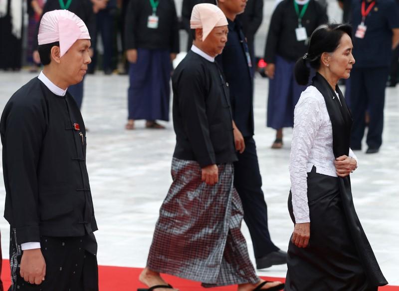 Yangon Chief Minister Phyo Min Thein (L) and Myanmar State Counselor Aung San Suu Kyi attend an event marking the 70th anniversary of Martyrs' Day at the Martyrs' Mausoleum in Yangon, Myanmar July 19, 2017. Reuters / Soe Zeya Tun