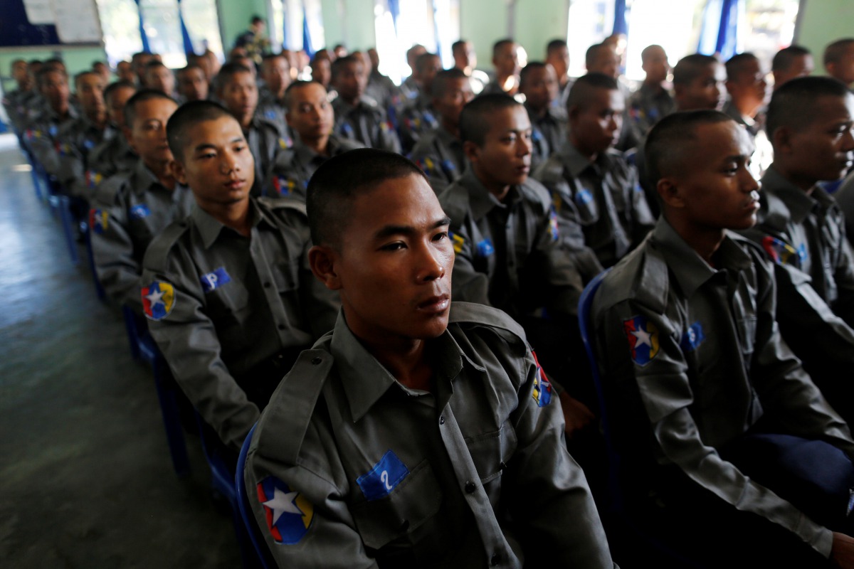 Ethnic Rakhine men attend a police training course as a civilian force will be deployed in the north of the Rakhine state in Sittwe, Myanmar, November 15, 2016 (REUTERS / Soe Zeya Tun) 