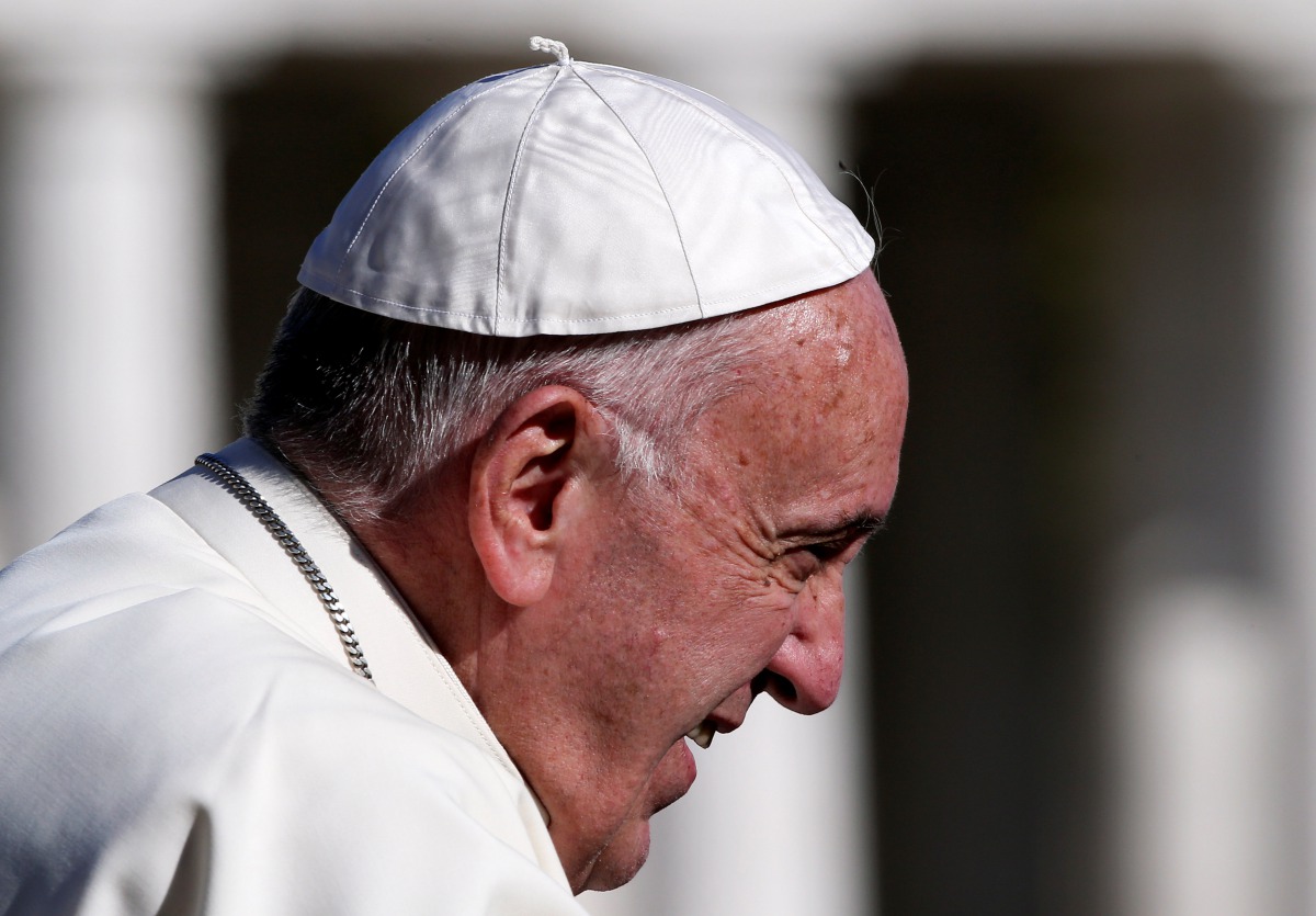 Pope Francis waves at the end of his general audience in Saint Peters Square at the Vatican, November 9, 2016 (REUTERS / Stefano Rellandini) 