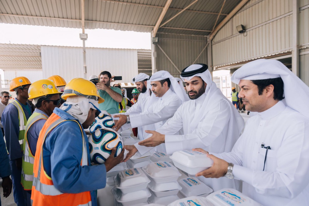 Officials handing over gifts to workers to mark International Humanitarian Day 
