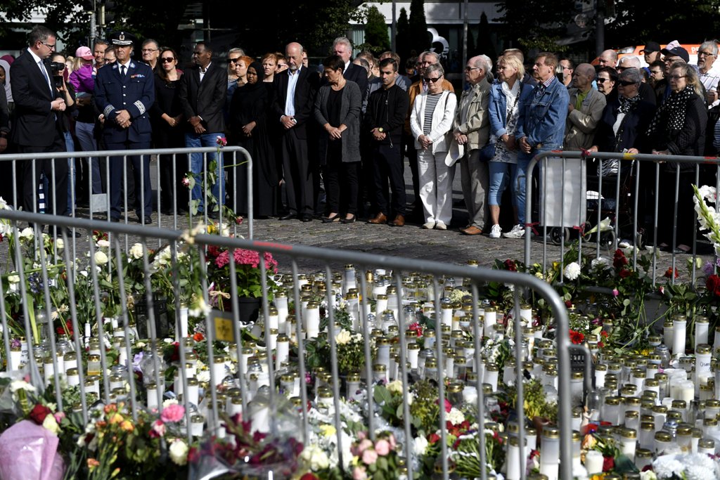 People attend a moment of silence to commemorate the victims of Friday's stabbings at the Turku Market Square in Turku, Finland August 20, 2017. / Reuters.