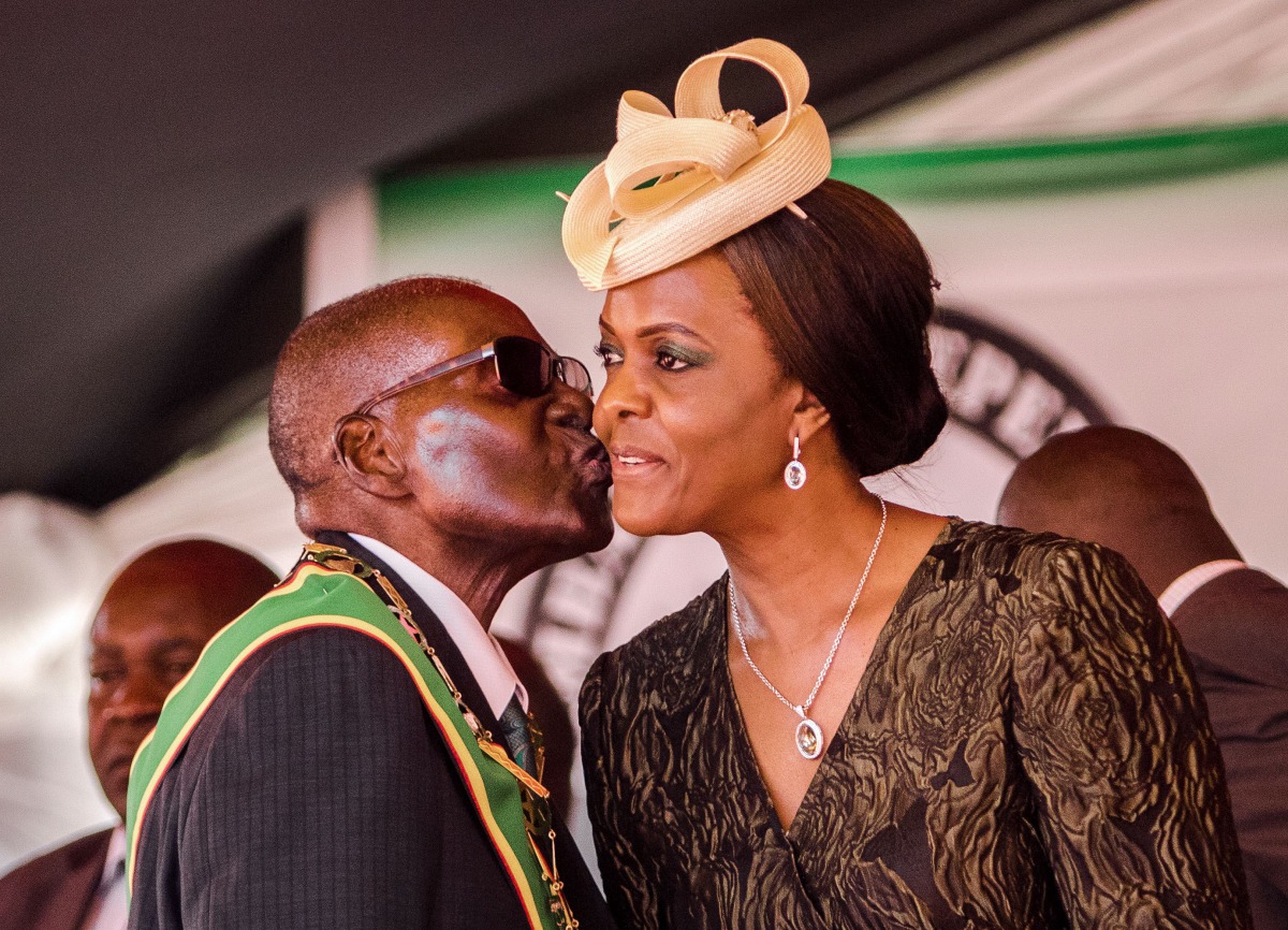 FILE PHOTO: President Robert Mugabe kissing his wife and first lady Grace Mugabe during the 37th Independence Day celebrations at the National Sports Stadium in Harare on April 18, 2017 (AFP / Jekesai Njikizana) 