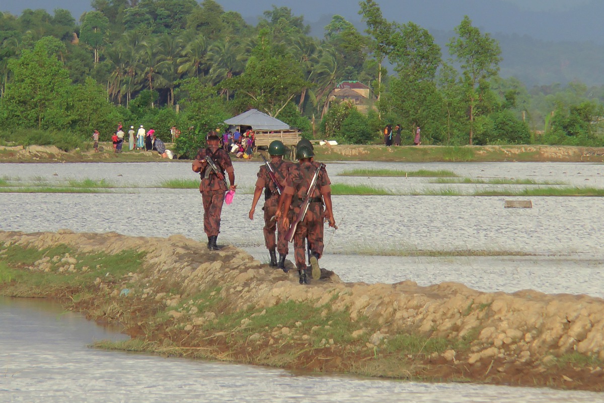 Rohingya people (back) from Rakhine state in Myanmar gather near the border in Ukhiya town, where Bangladeshi border guards were stopping them from entering, on August 25, 2017. AFP