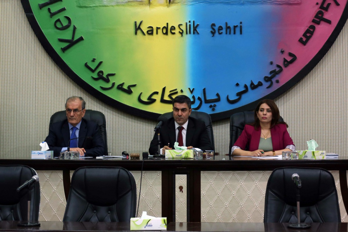 Kirkuk provincial Governor, Najm al-Din Karim (L), takes part in vote at the Kirkuk Governorate Council on August 29, 2017, over the participation of Kirkuk in Kurdistan's independence referendum.  AFP / Marwan Ibrahim